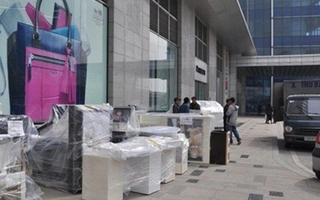 Vụ Parkson Keangnam: Chủ quầy hàng trở tay không kịp, BQL dán thông báo "đóng cửa để kiểm kê"