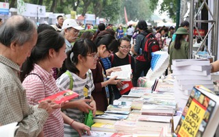 Hà Nội: Dòng người nườm nượp đi mua sách 3 nghìn đồng
