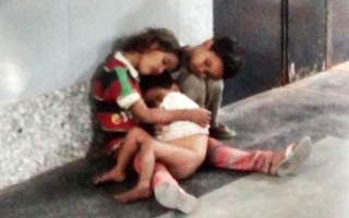 Xót xa trước hình ảnh ba em bé bị bỏ rơi ôm nhau giữa sân ga