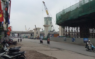 Hà Nội: Thanh sắt dài 1m rơi từ trên cao trúng cửa xe ô tô