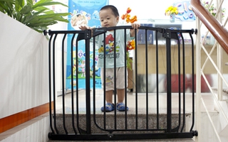 Chặn cầu thang an toàn cho bé