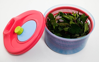 Rổ quay ly tâm giúp vắt và làm khô rau nhanh chóng