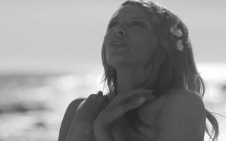 Kylie Minogue nude hoàn toàn trong video mới