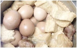 Lại thêm 1 nàng dâu "trổ tài" kho đậu với trứng để cả vỏ, khiến mẹ chồng "nghẹn lòng"