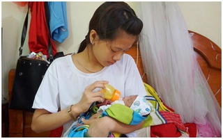 Bé sơ sinh suýt bị chôn sống xuất viện về nhà