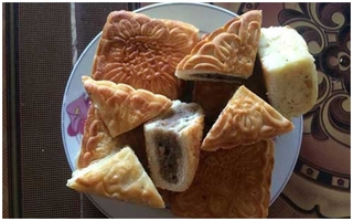 Bánh trung thu 4.000 đồng một cái: Mua cả thùng ăn cho đã