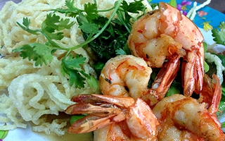 "Phải lòng" món mì xào giòn ở đại lộ Nguyễn Huệ