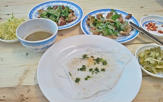 Món bánh ướt "phải ăn 20 đĩa mới đủ no" gây sốt ở Sài gòn