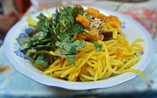 Bún xào nghệ xứ Huế ưng mắt, vừa miệng, khó quên