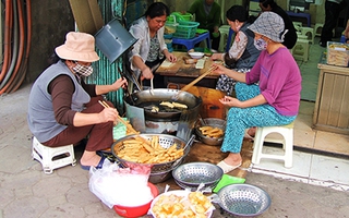 Xuýt xoa quẩy nóng, há cảo phố Nguyễn Lương Bằng  