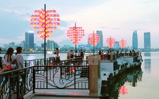 Cận cảnh "cầu tàu tình yêu" ở Đà Nẵng khiến giới trẻ "sốt sình sịch"