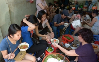 Hà Nội: Tự nguyện chịu "khổ" để ăn bát bún ốc đúng kiểu ở phố Hàng Chai