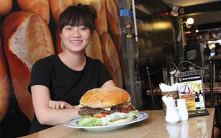 Trà sữa 1 lít, burger nửa cân thịt "thách thức" người Sài Gòn
