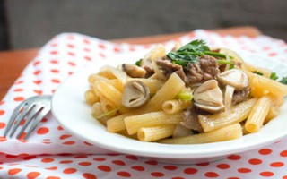Bữa trưa đổi món với nui xào bò lạ miệng đủ chất