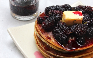 Bữa sáng ngon với bánh Pancake dâu tằm 