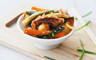 Mực xào kiểu Hàn đổi món cho bữa tối