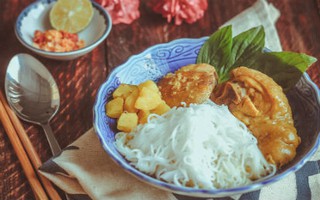 Clip hướng dẫn bạn nấu món ngon cuối tuần: Cà ri gà