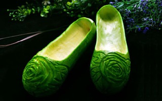 Cắt tỉa bí ngòi thành đôi giày thêu hoa hồng lạ đẹp