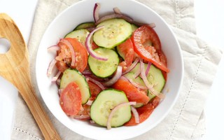 Bổ sung vitamin với món salad cà chua mát giòn ngon tuyệt