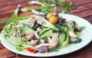 Lòng gà xào rau cải giản dị mà hao cơm