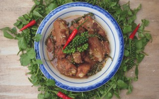 Cơm ngon ngày mưa với món sườn rim tiêu