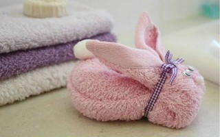 Mẹ khéo tay gấp thỏ bông đáng yêu bằng khăn mặt cho bé