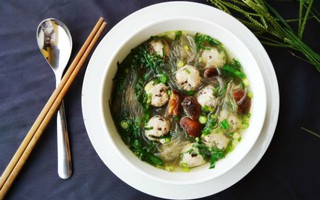 Miến thịt viên nóng hổi cho bữa sáng vừa thổi vừa ăn