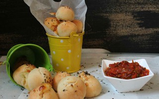 Làm Pizza viên - món ăn vặt mới lạ bạn không thể bỏ qua!