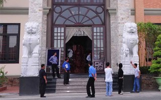 Cặp sư tử đá ở công ty nhà chồng Quỳnh Chi bị... đặt sai