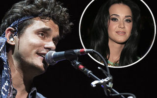 Bạn trai xúc động bày tỏ tình yêu với Katy Perry trên sân khấu