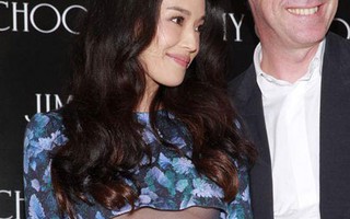Thư Kỳ khoe ngực lấp ló với váy "cut-out"