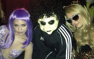 Miley Cyrus hôn thắm thiết tình cũ của Paris Hilton