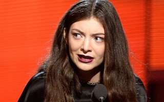 "Hiện tượng 17 tuổi" Lorde gây choáng váng với 2 giải Grammy