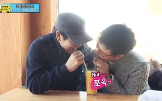 “Bố ơi, mình đi đâu thế?” T54: Bố Jong Kook và Jung Soo đóng giả tình nhân