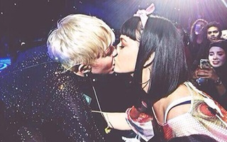 Miley Cyrus hôn môi... Katy Perry chốn đông người