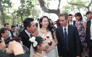 Tuấn Hưng vui đùa bên cô dâu xinh đẹp