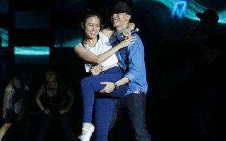 Hoàng Thùy Linh năng động với quần jeans, áo ba lỗ trên sàn tập