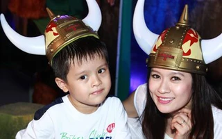 Mẹ con Thanh Thúy rạng ngời nổi bật tại buổi chiếu phim