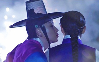 Lee Jun Ki trao "nụ hôn pháo hoa" cho "bạn gái"