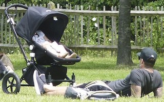Beckham nằm dài ngắm Harper ngủ trong xe nôi