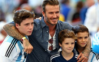 Bố con David Beckham đẹp như tài tử trên sân cỏ