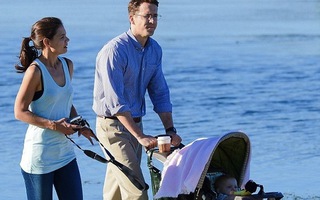 "Vợ chồng" Katie Holmes đẩy xe nôi đưa con đi dạo