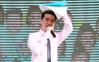 Mr. Đàm diện áo hồng điệu đà giữa trời nắng to