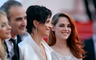 Kristen Stewart nổi bật với làn da không tỳ vết tại Cannes
