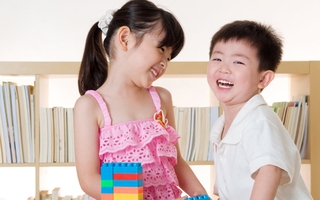 "Khi chơi chán, con hãy nhường bạn" - bài học chia sẻ cha mẹ cần dạy con