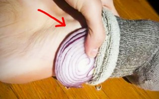 Đặt lát hành tây vào lòng bàn chân rồi mang vớ đi ngủ, điều kì diệu sẽ xuất hiện