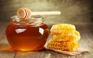 Muốn biết mật ong thật hay giả, chỉ cần thử 5 cách sau