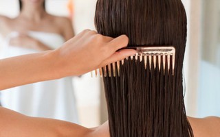 Nếu bạn vẫn chải tóc sau mỗi lần gội đầu, đã đến lúc phải dừng lại!