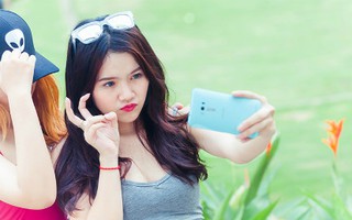 Cứ tiếp tục giơ điện thoại lên "selfie" thế này, đường đến bệnh viện sẽ không xa nữa đâu...