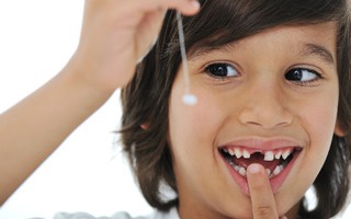 Bố mẹ có biết vì sao phải giữ răng sữa của con lại không?